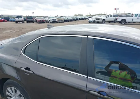 2020 Toyota Camry Le Hybrid z USA, uszkodzony, nr VIN 4T1C31AK2LU011200